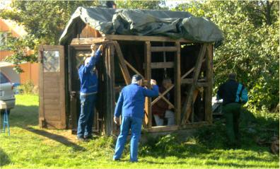 Abbau der alten Viehwaage in seine Einzelteile